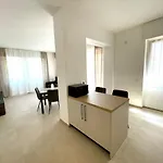 Modern Near With Elevator And Air Conditioning Apartment Como