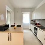 Modern Near With Elevator And Air Conditioning Apartment Como
