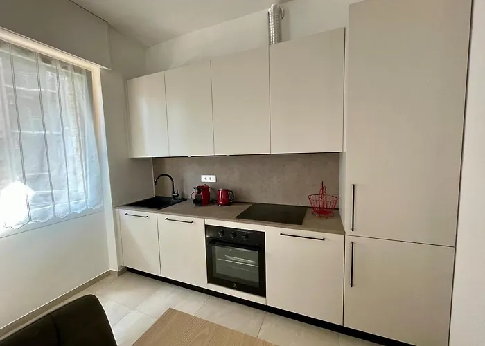 Апартаменты Modern Near With Elevator And Air Conditioning Комо