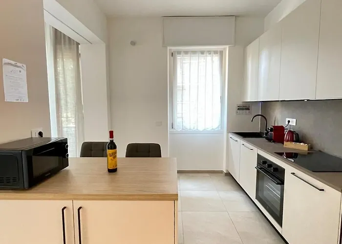 Modern Near With Elevator And Air Conditioning Апартаменты Комо